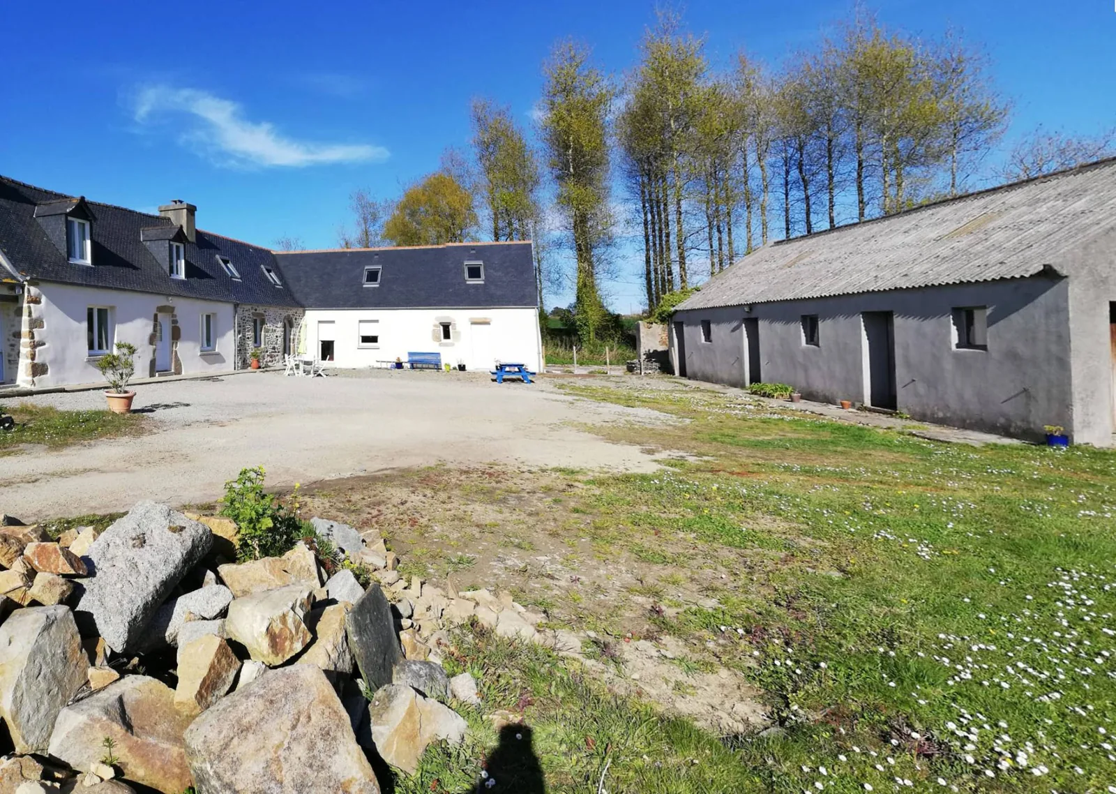 Lantrennou, état existant : cour, longère et grange avant travaux
